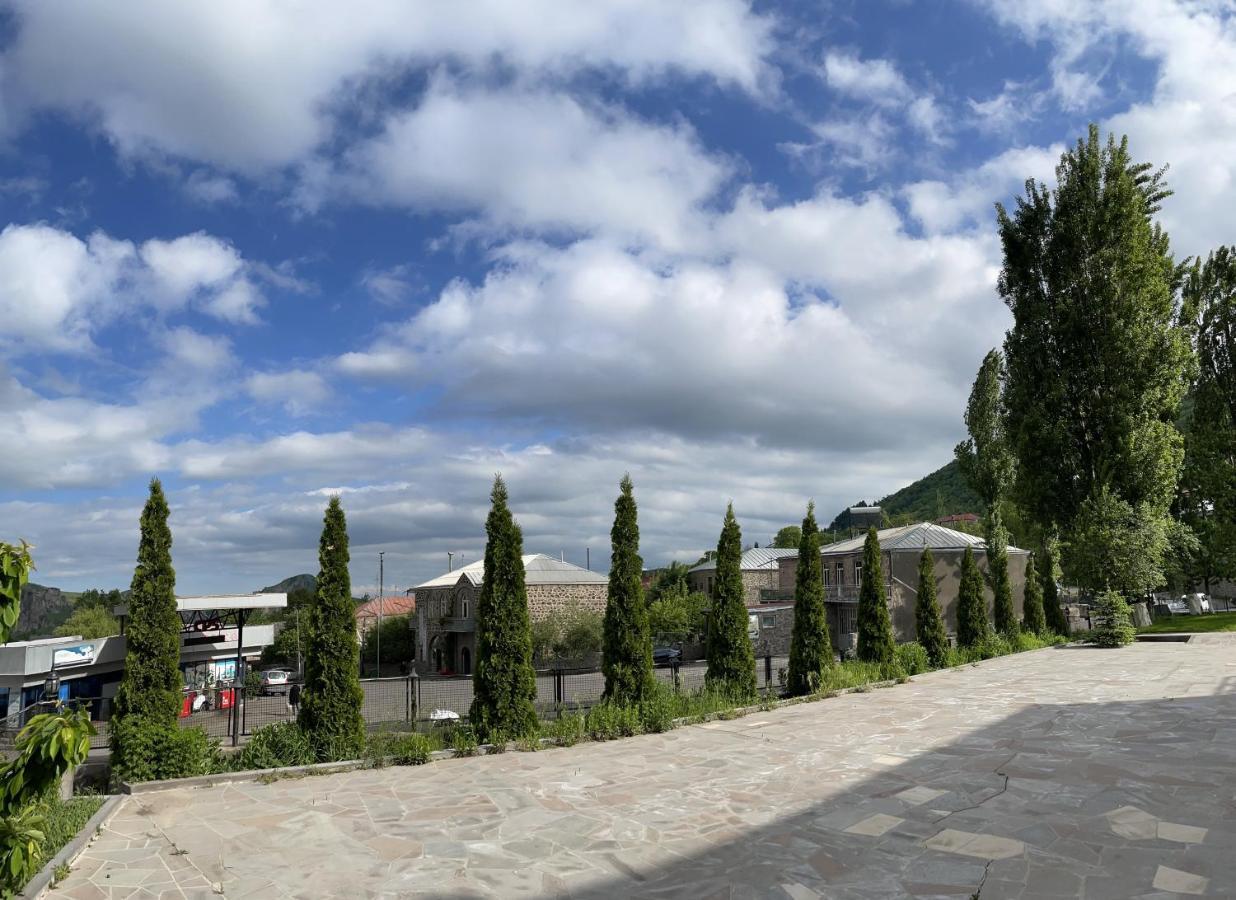 Yolyans Hotel Goris Buitenkant foto