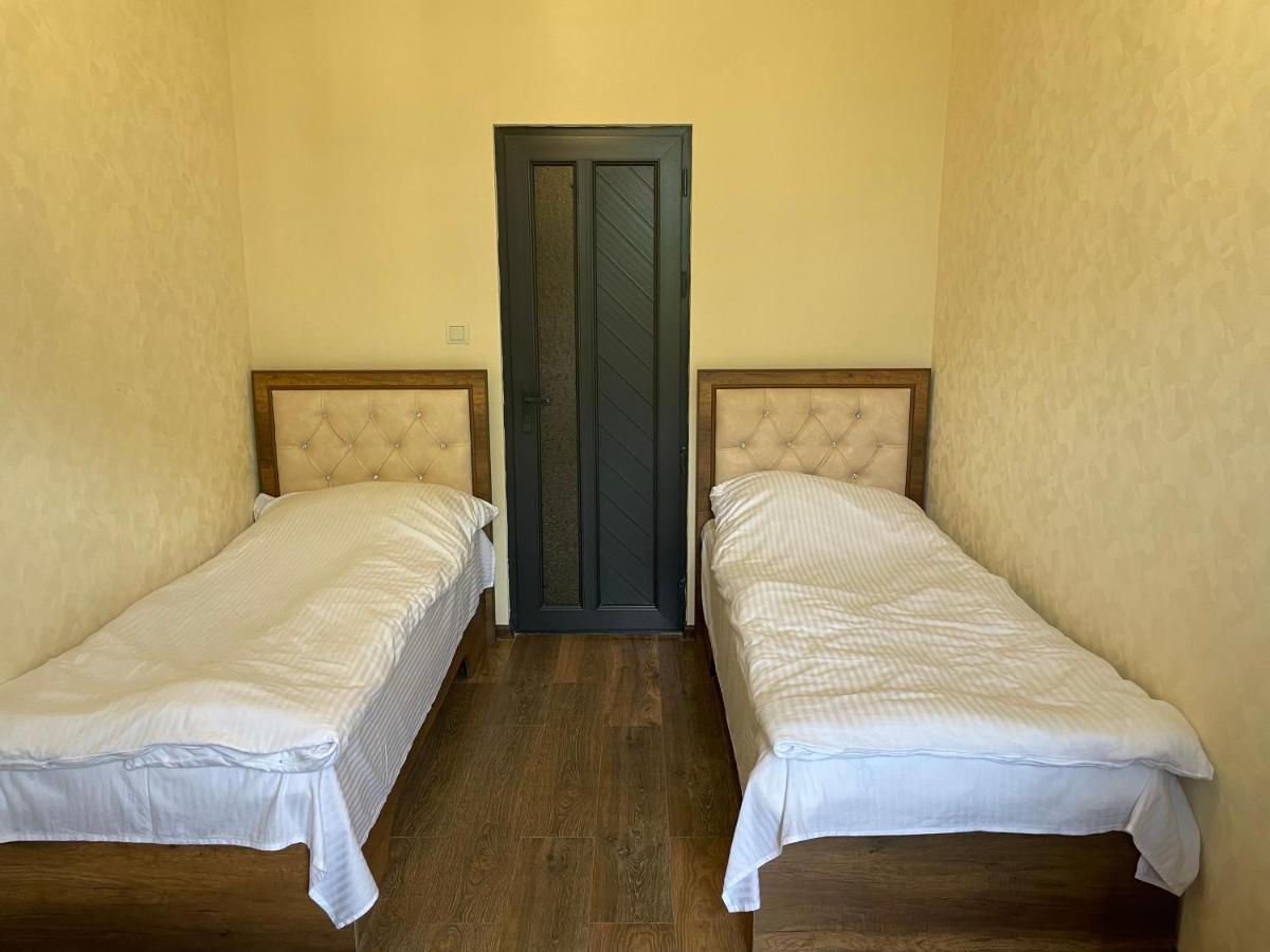 Yolyans Hotel Goris Buitenkant foto